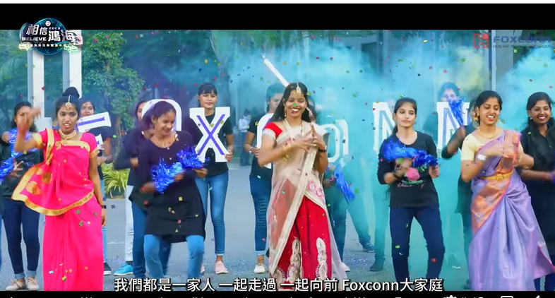 鴻海印度地區總部發布賀年影片，近百名員工以寶萊塢風格的歌舞歡樂拜年，印度電子暨資訊科技部長等多名官員也上鏡祝賀。   圖：截自鴻海集團臉書影片