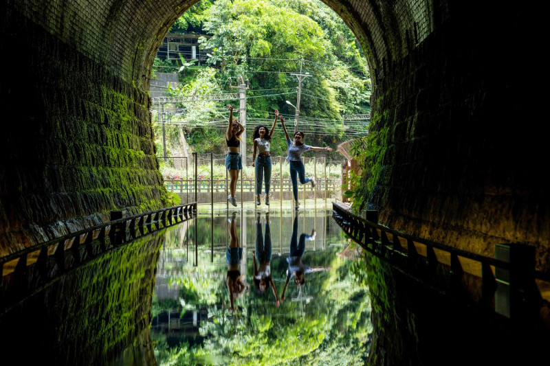 三貂嶺生態友善隧道內知名的鏡面水池，是許多網美和自行車友拍照的熱點。   圖：新北市觀旅局提供