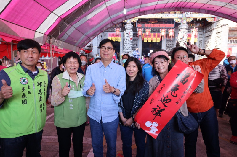 陳其邁(左三)發春聯。   圖：高雄市政府/提供