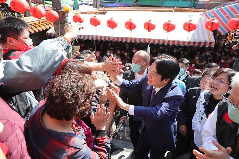 賴清德副總統今 ( 22 ) 日走訪北部廟宇發放福袋，受到民眾熱情支持。   圖：總統府