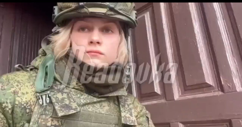 俄羅斯女記者埃爾蘇科娃跟著俄軍拍攝宣傳影片。   圖：翻攝推特