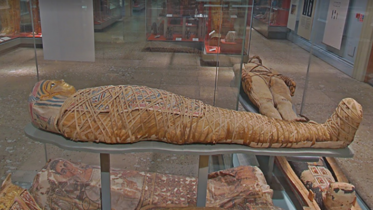 出於避免「去人性化」意涵，英國部分博物館於近期停止使用「木乃伊」一詞，而是改用諸如木乃伊化的人、木乃伊化的遺骸等稱呼，以表示對古埃及死者的尊重。   圖：擷自大英博物館官網