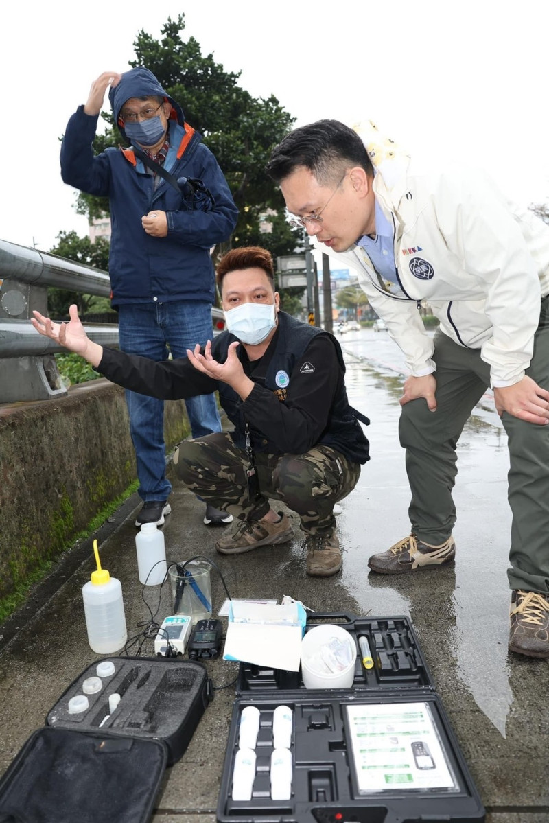 蘇俊賓（右）會同桃園市環保局同仁前往勘查高風險區域。   圖：翻攝蘇俊賓臉書