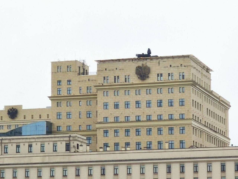 網傳圖片俄羅斯莫斯科的政府大樓，屋頂上已安裝了防空系統。   圖:翻攝自推特/Rob Lee @RALee85
