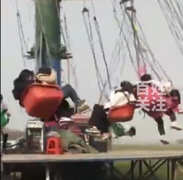 中國河南一空中旋轉鞦韆，發生了座椅在高空相撞、纜繩糾纏在一起的驚險事故。   圖:翻攝自微博