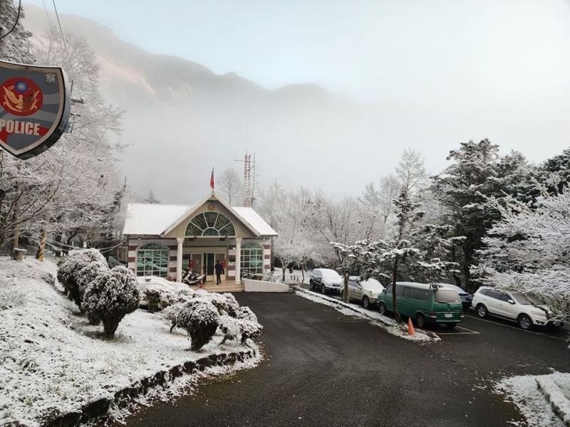  南橫公路向陽路段今（25）天天還沒亮就下雪了！其中，向陽派出所屋頂上覆蓋厚厚積雪宛如童話小屋。   圖：民眾提供