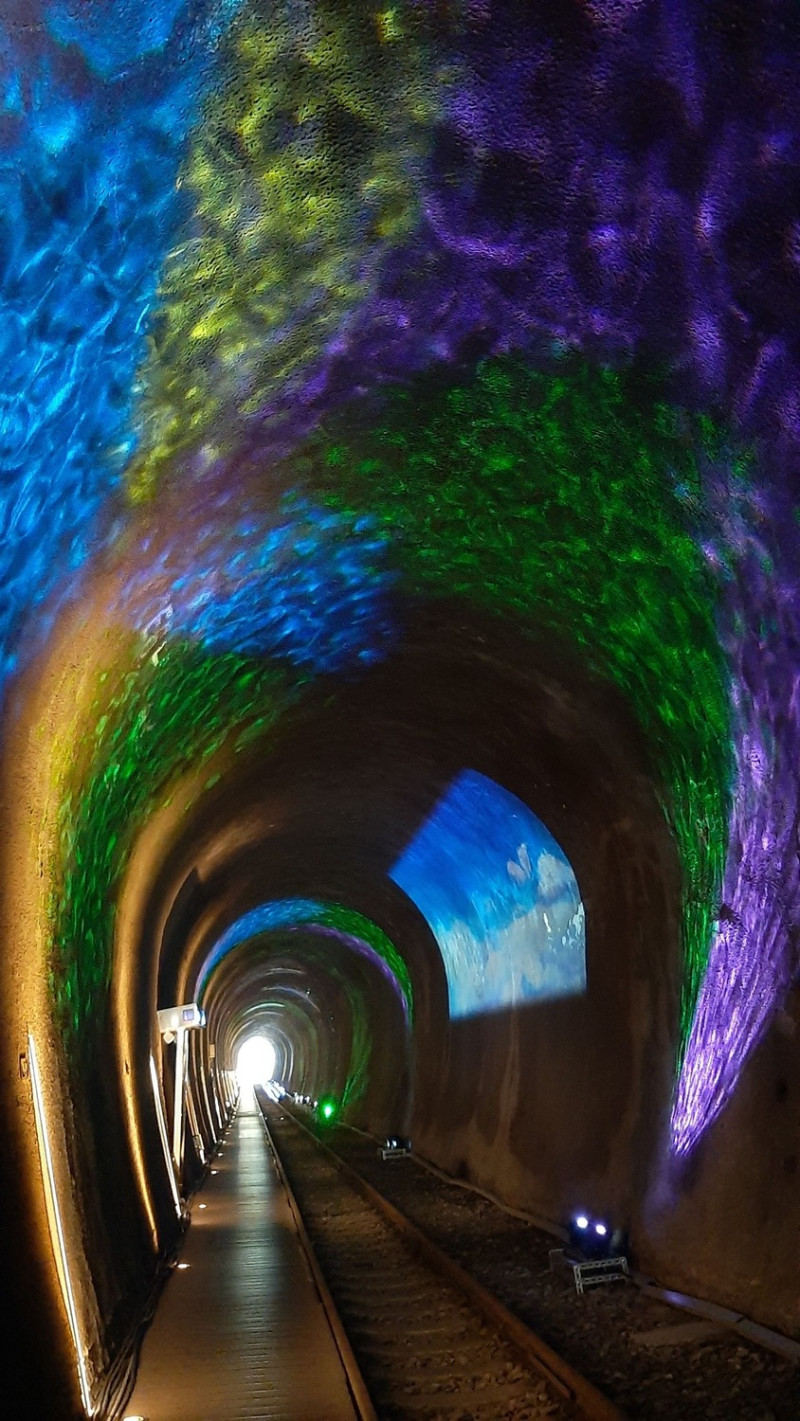 特別的隧道燈光投影。   圖：台鐵／提供