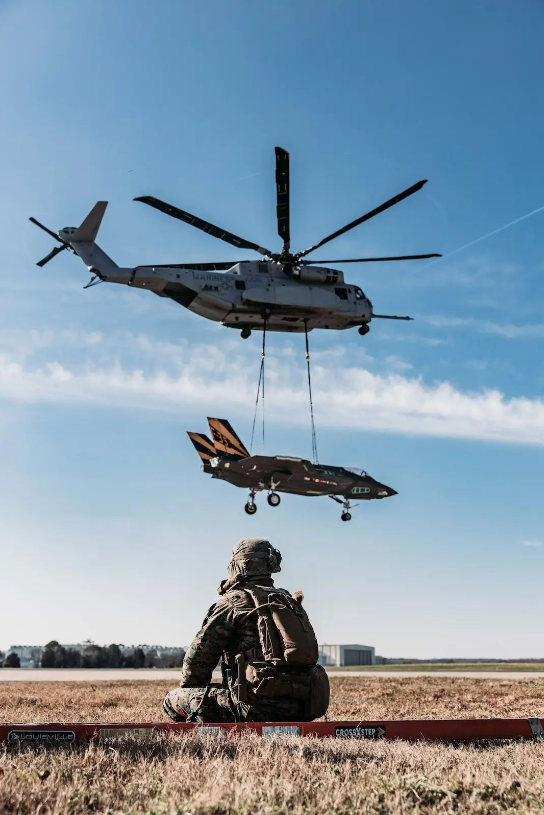 CH-53K種馬王(King Stallion)又再度展現其強大的載運能力，目前已能吊掛五代戰機「F-35閃電Ⅱ」。   圖:翻攝自推特用戶The Merge