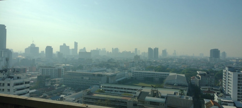 全球 2023 年空氣汙染調查報告已經出爐，空氣汙染最嚴重的前 100 個城市中，有 99 個位於亞洲，且竟然有 83 個都來自同一個國家。圖為泰國曼谷的 PM2.5 空氣汙染。   圖：翻攝自推特/ BangkokDi @BangkokDi(資料照)