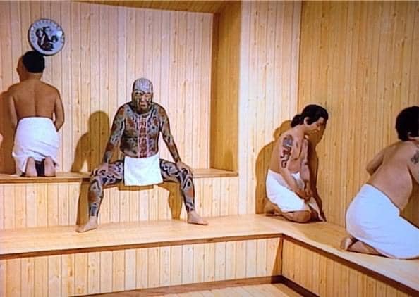 矢板明夫貼出多年前的日本搞笑綜藝節目的截圖。洗桑拿時，身上刺青越多的越威風。   圖：翻攝自矢板明夫臉書