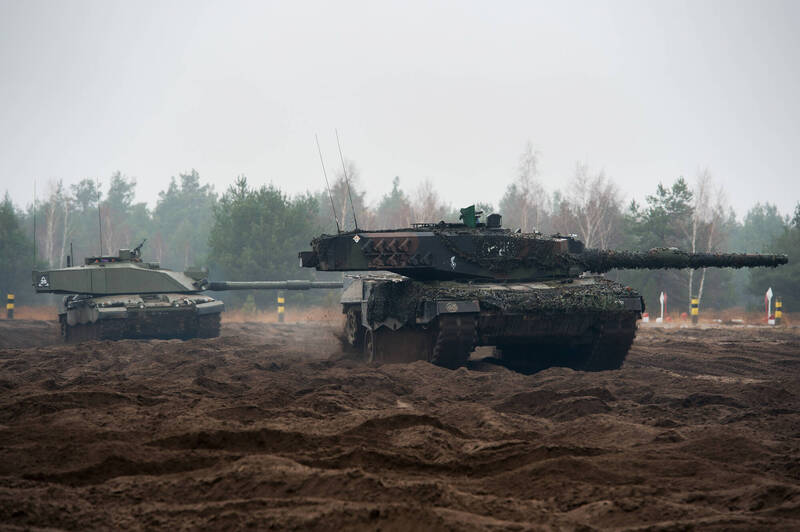 英國國防部發布挑戰者2式與豹2同框照片，2款戰車都確定將援助烏克蘭。   圖：翻攝英國國防部推特（資料照）