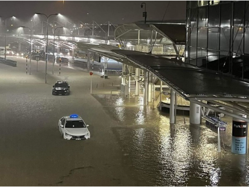 奧克蘭連15小時降下豪大雨，導致機場淹水，數千名旅客受困，機場也被迫取消航班，暫時關閉。   圖：翻攝自@ChandigarhBytes Twitter