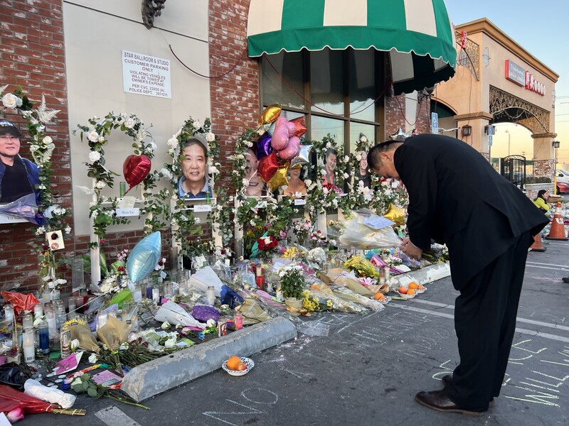 駐洛杉磯台北經濟文化辦事處長黃敏境（圖）於當地時間27日赴蒙特瑞公園市（Monterey Park）21日發生槍擊案的舞星大舞廳，向11名罹難者的照片獻花致哀。   圖：中央社