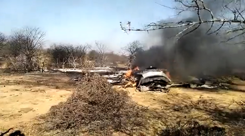 Su -30 戰鬥機墜機現場，殘骸起火冒煙。   圖: 翻攝自 BhavikaKapoor5 推特