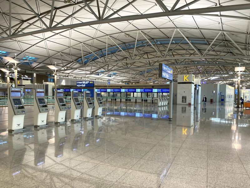 因未獲難民資格，5 名躲避徵兵令的俄國男子於南韓仁川機場滯留了數個月，人權組織呼籲南韓政府准許入境申請。   圖：擷取自推特@eun_gong