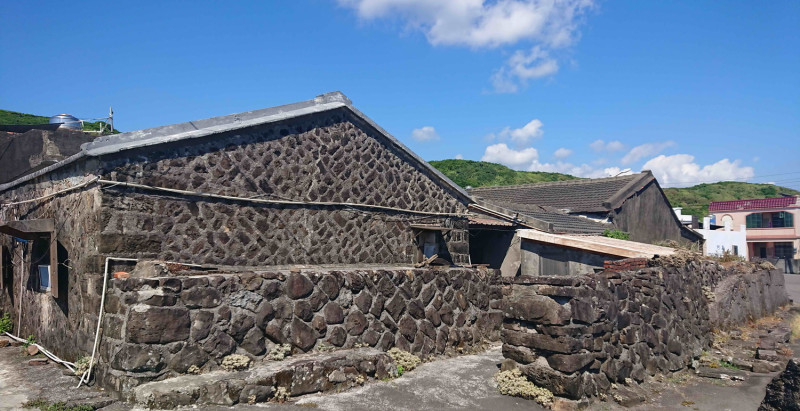 保留傳統石頭屋的馬崗漁村。   圖：新北市漁業處提供