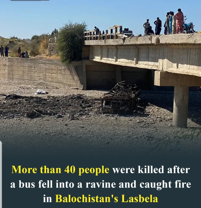 巴基斯坦29日西南部俾路支省（Baluchistan）發生公車失控衝出橋面、墜入山溝後起火的交通意外，釀41人死亡。   圖:翻攝自推特/Rahila Durrani @RahilaDurrani