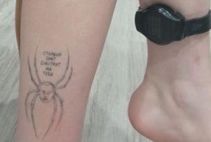 克里夫佐娃（Olesya Krivtsova）一腳上被綁上電子腳鐐，另一隻腳上則有反普丁的刺青，普丁的臉被加在蜘蛛上，文字寫著「老大哥在看著你」。   圖:翻攝自推特/Billy Jensen @Billyjensen