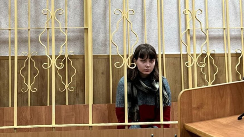 俄羅斯 19 歲少女克里夫佐娃（Olesya Krivtsova）因在 Instagram 上發文批評俄軍入侵烏克蘭，遭當局列為恐怖份子軟禁在家恐遭判刑。   圖:翻攝自推特/Bogdan Voron @Bogdan_Voron