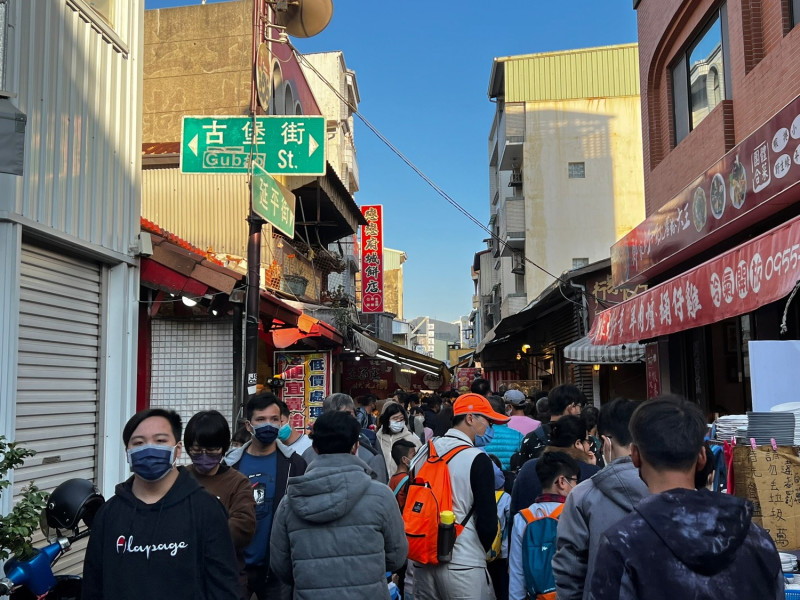 台南安平老街人潮不斷，春節期間每天都被遊客擠得水洩不通。   圖：台南市政府提供