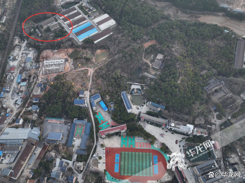 圖上紅圈處為發現遺體的倉庫，下方為胡鑫宇就讀的致遠中學。   圖:翻攝自微博