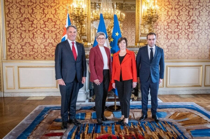 法國外交部長柯隆納（右2）、法國國防部長勒克努（右）及澳洲外交部長黃英賢（左2）、澳洲國防部長馬勒斯（左）30日在巴黎會談。   圖：翻攝推特