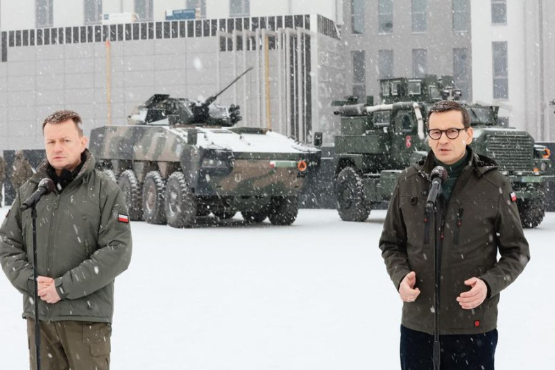 波蘭總理莫拉維茨基(右)及副總理兼國防部長布拉什恰克(左)。   圖：擷取自莫拉維茨基臉書(資料照)