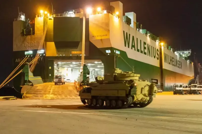 美國承諾向烏克蘭提供的 109 輛 M2A2 戰車中的 60 多輛，已經從南卡羅萊納州的一個港口運出。   圖:翻攝自美國運輸司令部網站