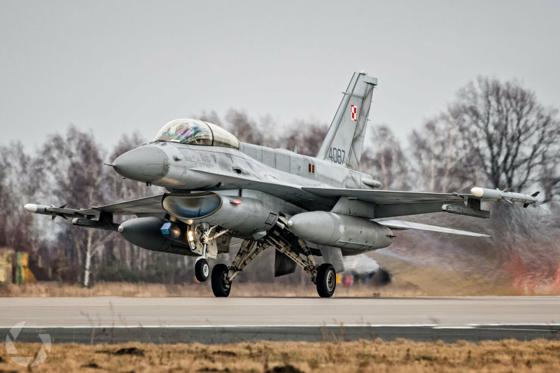 波蘭總理莫拉維茨奇（Mateusz Morawiecki）30 日於記者會上宣布，波蘭將向烏克蘭交付 F-16 戰鬥機，但這只能是與美國及其他北約成員國協調行動的一部分。   圖：擷取自推特@JacekSiminskiAV