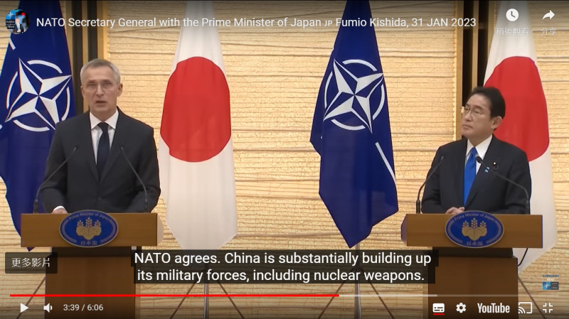 北約祕書長史托騰柏格在日本首相官邸與日相岸田文雄舉行聯合記者會。   圖：翻攝NATO news YouTube