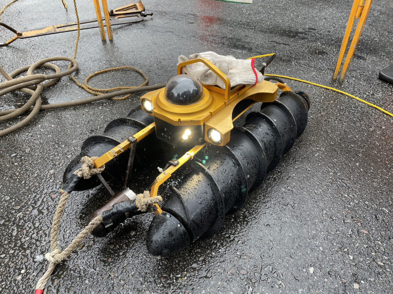 水利局引進「無人聲納探測船」搭配攝影鏡頭，進行污水系統檢視。   圖：新北市水利局提供