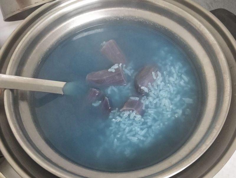 一名網友曬出她剛煮好的粥，但往鍋裡一看，竟全是呈現灰藍色，連米粒、蕃薯都一併被染藍，整鍋看起來十分詭異。   圖／翻攝自臉書「爆廢公社」