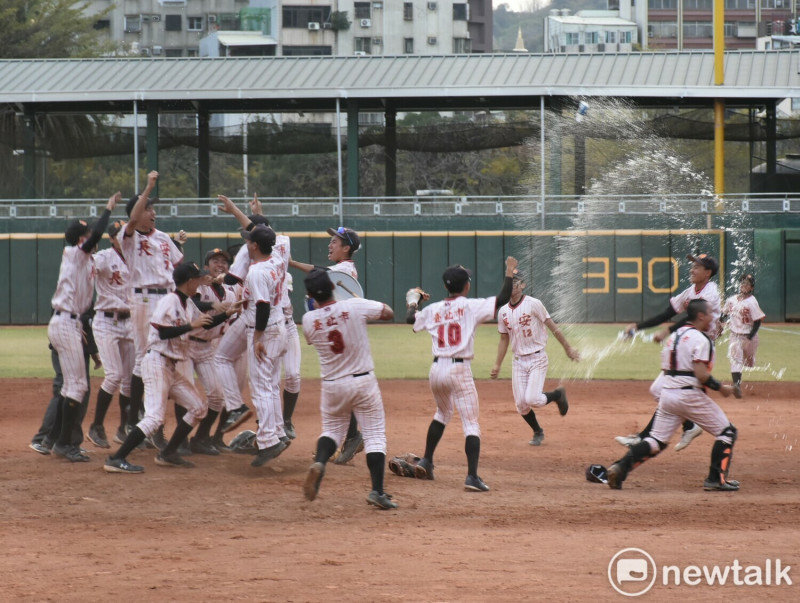 長安國中獲勝瞬間衝進場內慶祝。    圖：孫家銘攝