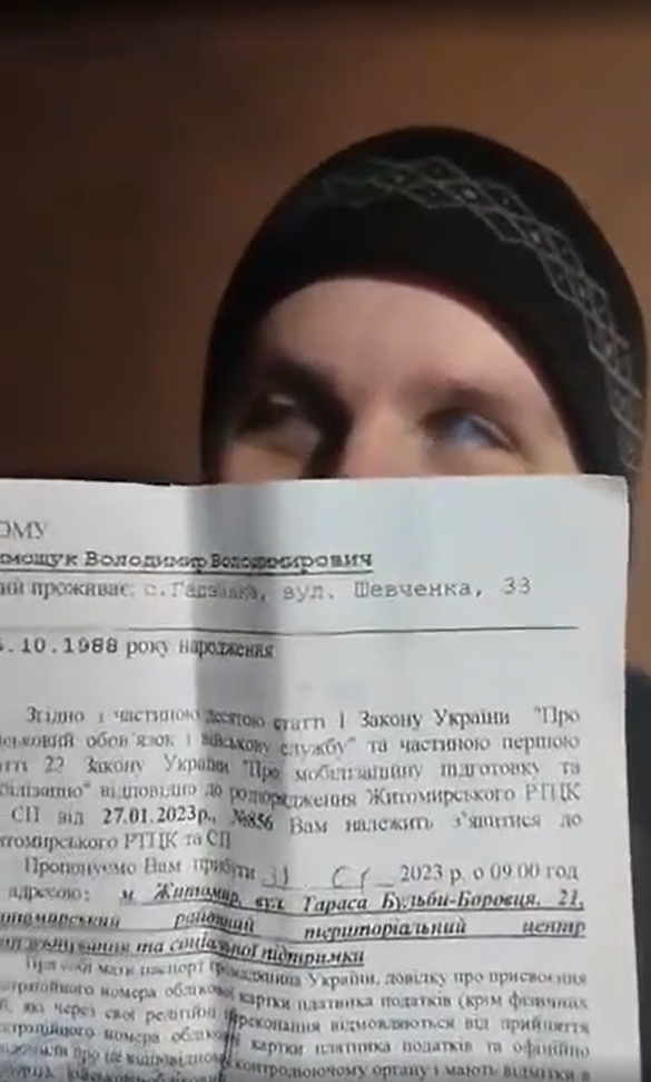一名烏克蘭視障人士拍攝影片稱，自己被應徵入伍，若未至指定地點報到，恐將面臨牢獄之災。   圖:翻攝自鳳凰網