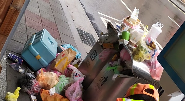 北市垃圾桶時常成為北市缺德民眾亂丟垃圾的地點。   圖：翻攝自臉書