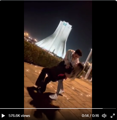 伊朗一對情侶在公眾場所跳舞，影片上傳到社群平台後，被政府盯上。   圖：翻攝自@AlinejadMasih推特