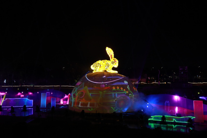 全台首創水上機械動態主燈「幸福台中Happy兔」，每場展演18分鐘。   台中市政府/提供