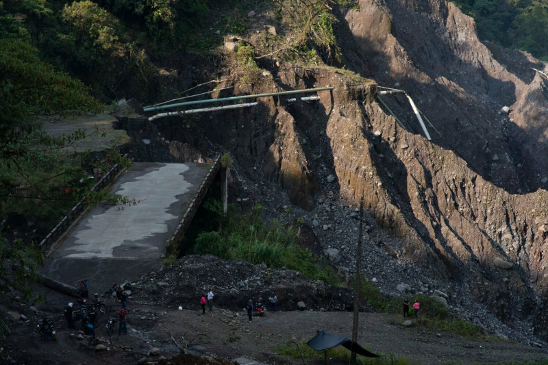 中國一帶一路工程，厄瓜多科卡河周邊的山坡也受到侵蝕，威脅損害大壩。   圖:翻攝自推特/Kiwi Investor @KiwiKev_NZ