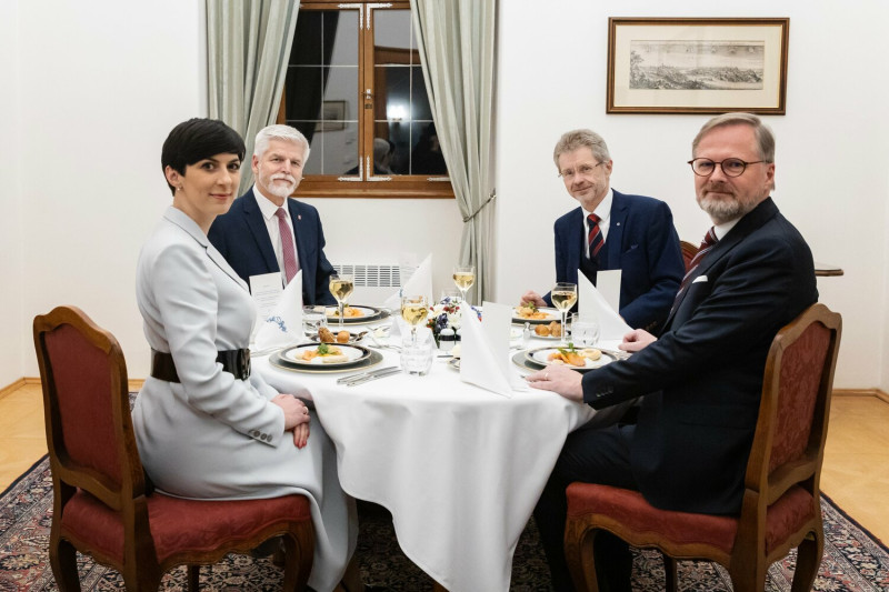 捷克總統當選人帕維爾（Petr Pavel）與總理費亞拉（Petr Fiala）、參議院議長韋德齊（Miloš Vystrčil）、眾議院議長艾達莫娃（Markéta Adamová），四人齊聚一桌，共享晚餐。   圖：取自Petr Pavel Twitter 