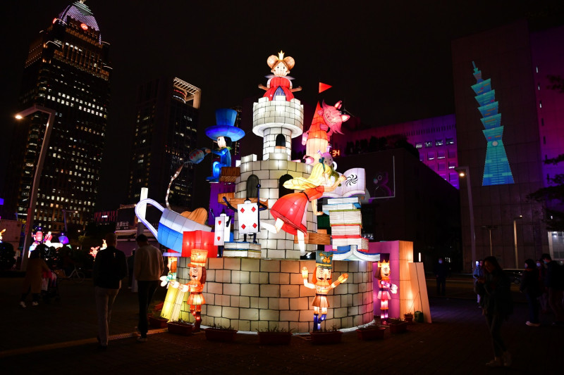 台灣燈會中央展區歡樂派對燈區–愛麗絲夢遊仙境。   圖：交通部觀光局／提供