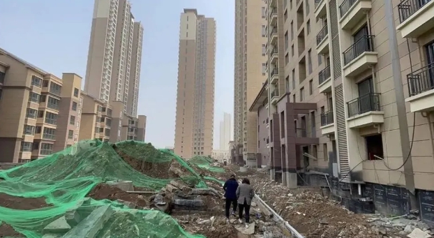 中國房地產崩盤，許多地方都出現爛尾樓，圖為西安的一處工地。 圖 : 翻攝自企鵝號