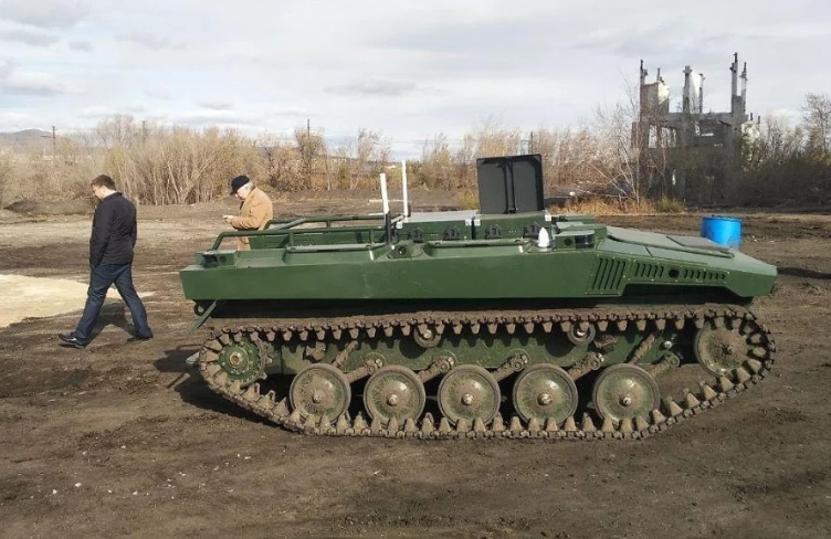 俄國軍方人員操作戰鬥版「馬克」機器人。   圖 : 翻攝自推特