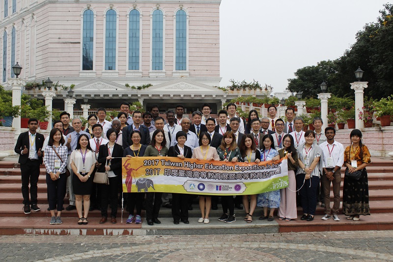 2017年台灣高等教育代表團與印度清奈地區SRM大學(SRM University)人員合影。   圖：翻攝外交部新南向資訊平台網頁