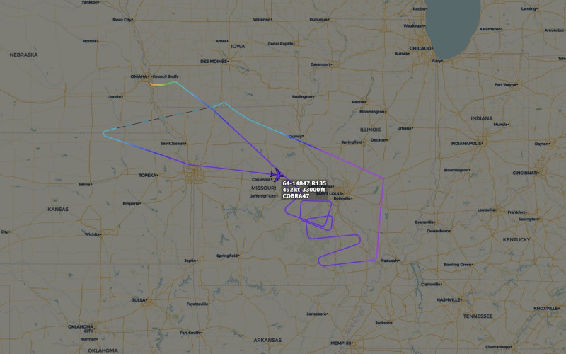 網友公布航跡圖，稱美軍RC-135U電偵機在密蘇里州空域監控中國高空偵察氣球。   圖：翻攝@AircraftSpots推特