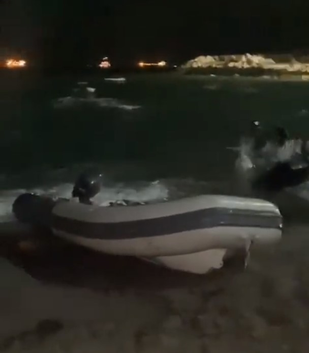 西班牙海關人員在追捕菸草走私時，闖入直布羅陀海域。   圖:翻攝自推特/Asociaciónh50 @APoliciah50