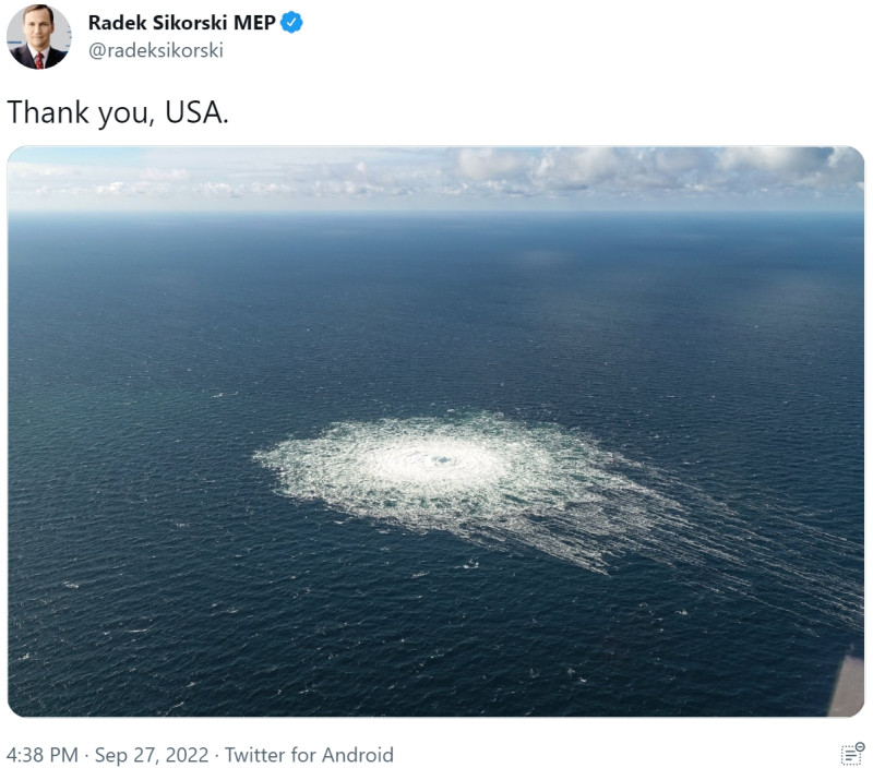 前波蘭外長西科爾斯基（Radek Sikorski）日前於推特上貼出影響北溪 1 號和北溪 2 號爆炸的照片，並諷刺稱「謝謝妳，美國」，將襲擊事件歸咎於對方。   圖：截自推特＠radeksikorski