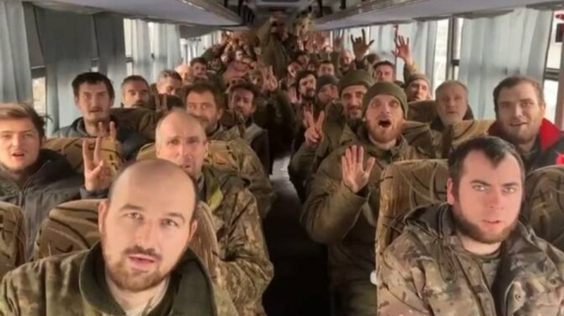 被交換的烏克蘭戰俘在巴士上難掩興奮之情。   圖 : 翻攝自NOEL推特