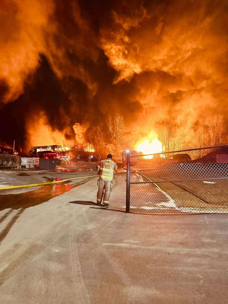 美國俄亥俄州和賓州交界處一列火車出軌，傳出爆炸起火，多節車廂陷入火海，橘紅色火光照亮夜空。   圖：翻攝@TheLOKRailfan推特