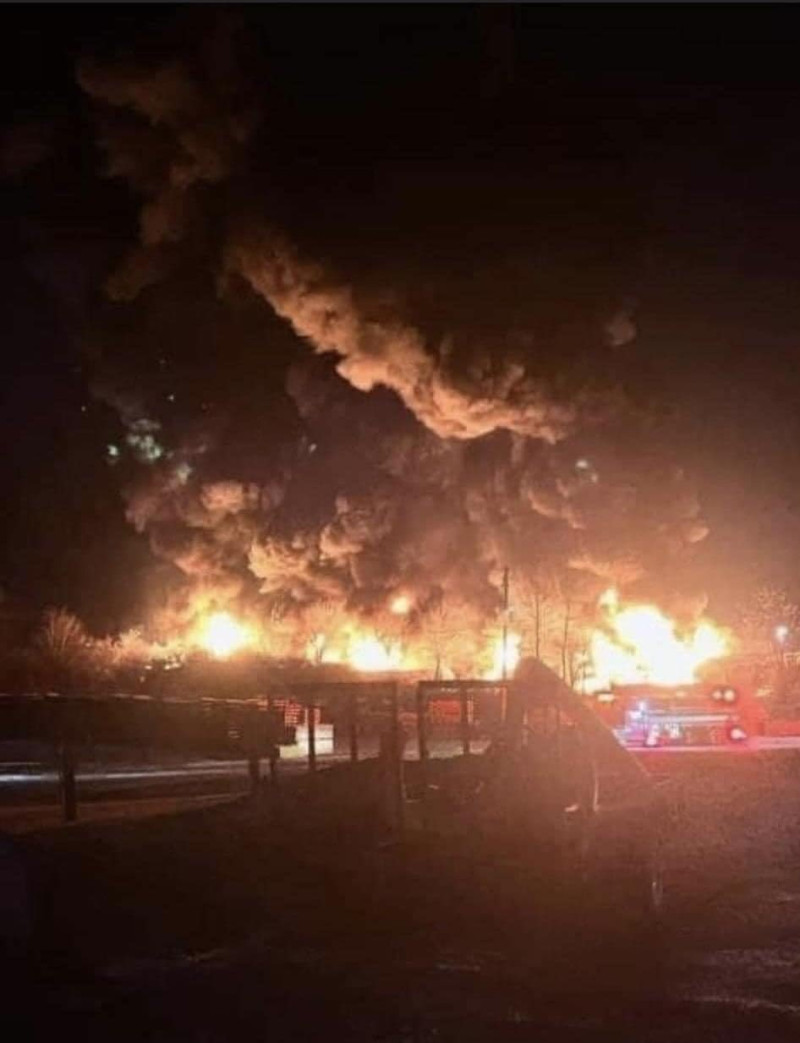 美國俄亥俄州和賓州交界處一列火車出軌，傳出爆炸起火，多節車廂陷入火海，煙霧從火焰中竄出，瀰漫現場。   圖：翻攝@TheLOKRailfan推特
