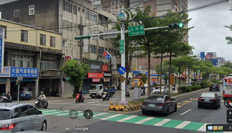 桃園市桃園區中山路、上海路路口，4日下午傳出自來水管線爆管，市府統計約有7890戶受到影響停水，預計晚間9時可以完成搶修工程。   圖：翻攝Google Map街景